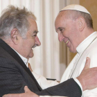 José Mujica, ayer, abraza al papa Francisco en El Vaticano.