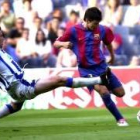 Josemi se estira para intentar evitar un centro del barcelonista Saviola