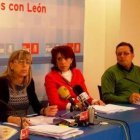 Inmaculada Larrauri, Victorina Alonso y Alfredo Villaverde, ayer en la sede socialista de León.