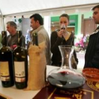Muchos aprovecharon la jornada festiva de ayer para tomar unos vinos en la feria cacabelense