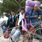 Inmigrantes llegan a un campo de refugiados tras cruzar la frontera entre Grecia y Macedonia.