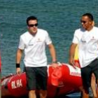 Alonso y Hamilton bajan de la lancha en una playa de Melburne