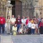 Empleados de Gas Natural a la puerta de la catedral  en una de las etapas leonesas