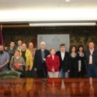 El alcalde y la concejala de Bienestar Social posan con los representantes de la asociación