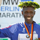 Kipsang con su corona de laurel de recordman mundial.