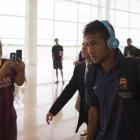 Neymar en el aeropuerto en la expedición a Málaga.