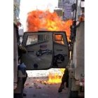 Soldados israelíes se protegen de la batalla campal en Ramala