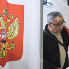 Un hombre sale de un centro de votación para las elecciones parlamentarias rusas, en la embajada de Rusia en Vilna, este domingo.
