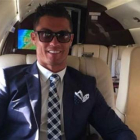Cristiano Ronaldo posa en su nuevo avión privado.