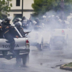 Policías y paramilitares se enfrentan a los estudiantes que protestan hace meses en Nicaragua contra del presidente, Daniel Ortega.