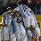 La selección argentina festeja uno de los goles en Quito.