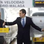 Zapatero, acompañado de Magdalena Álvarez, y el presidente de la Junta de Andalucía, Manuel Chaves