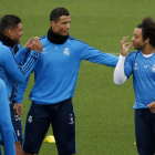 Casemiro, Cristiano y Marcelo, en un momento distendido del entrenamiento de ayer.