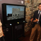 El director general de Patrimonio (centro) explica en el castillo la muestra a Riesco y a Téllez.