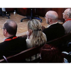 Imagen tomada de monitor de la sala de prensa de la Audiencia de Sevilla de Antonio del Castillo y Eva Casanueva, padres de Marta del Castillo, el abuelo, José Antonio Casanueva (d) y el tio Javier Casanueva (2d), en la sala de la Audiencia de Sevilla dur