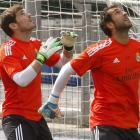 Iker Casillas, izquierda, y Diego López durante un entrenamiento del Real Madrid.