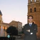 José Manuel Rodríguez posa en la plaza Mayor de La Bañeza