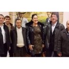 La ex atleta Margarita Ramos, en el centro, fue la encargada de cortar la cinta.
