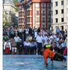 Corro en la plaza del Teatro Arriaga de Bilbao.