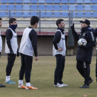 Javier Cabello da instrucciones a sus jugadores en un entrenamiento de la Cultural