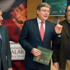 El consejero de Educación, Juan José Mateos, Fernández Santiago y el etnógrafo Joaquín Díez.