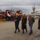 La delegada visitó ayer el parque móvil de la Junta en León, ubicado en Onzonilla. FERNANDO OTERO