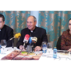 El delegado de Juventud, el obispo de Astorga y la delegada de medios de la Diócesis.