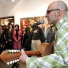 El artista Víctor «Coyote» Aparicio durante un momento de su actuación en la apertura de la muestra
