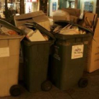 Contenedores a las puertas de los comercios tras una jornada de ventas en el centro de la capital