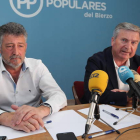 Ángel Calvo y Raúl Valcarce, ayer en la sede del PP. L. DE LA MATA