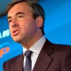 Acebes, durante la rueda de prensa de ayer tras la reunión del comité de dirección