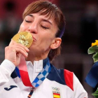 Sánchez, de 39 años, celebra su primera medalla olímpica en la casa del karate . HEDAYATULLAH AMID