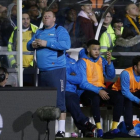 Wayne Shaw comiendo en el banquillo con el partido en juego