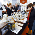 Visitantes del Salón del  Queso aprecian las excelencias de los productos que se ofrecen en San Marcelo.