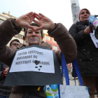 Las activistas cuelgan pancartas sobre el pecho al viejo estilo de las sufragistas y dibujan con sus manos el triángulo de la lucha feminista.