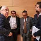 El presidente del Consejo de Cuentas de Castilla y León, Jesús Encabo, junto a los portavoces de los partidos, ayer en las Cortes. R. GARCÍA