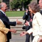 Los Reyes saludan al presidente de la Républica, Ricardo Lagos, y su esposa, Luisa Durán