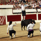 Enfrentarse al toro de rodillas encandila a los tendidos.