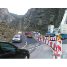 La grúa levantado las vigas debajo del túnel de Tueiro.