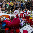 Cientos de ciudadanos se acercaron a las Ramblas para dejar flores y velas. QUIQUE GARCÍA