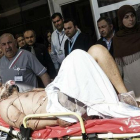 Médicos turcos trasladan a un herido sirio a un hospital en Kilis (Turquía), este lunes.