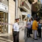 La policía acordonó ayer la librería en la que se halló el cuerpo