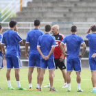 Claudio habla con sus jugadores antes de comenzar un entrenamiento.