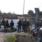 Las fuerzas de seguridad israelíes montan guardia en el lugar del supuesto intento de apuñalamiento en Tapuah.