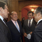 El presidente de la Fundación Príncipe de Asturias (i), tras la concesión del galardón.