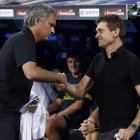 Mourinho saluda a Vilanova en un partido de la pasada temporada entre el Madrid y el Barça.