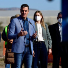 Pedro Sánchez y la secretaria de Estado de Energía, Sara Aagesen, en Níjar. CARLOS BARBA