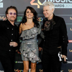 El cantante Bono y el bajista Adam Clayton, junto a Penélope Cruz, en los Premios de Música Los 40.