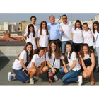 Antonio Silván, Marta Mejías y las integrantes del equipo campeón de Divina Pastora. CÉSAR