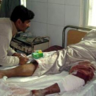 Un herido recibe tratamiento en un hospital local de la ciudad de Dera Ismail Khan